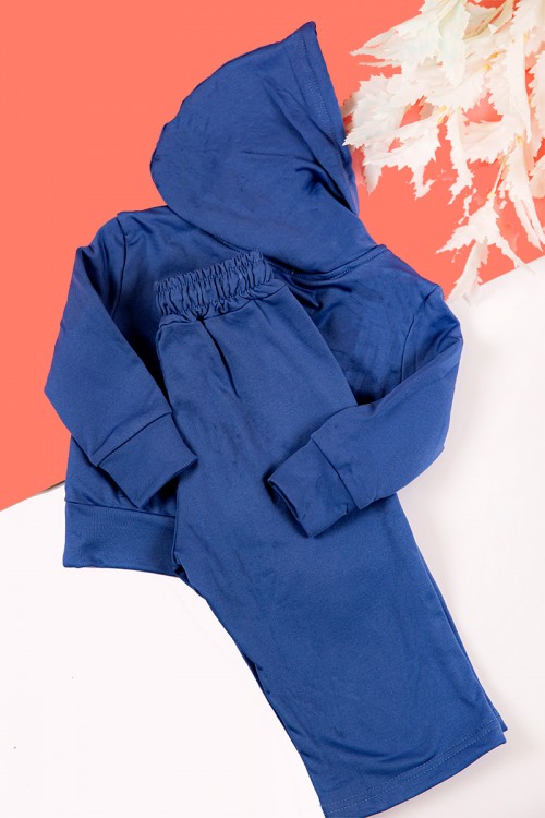 طقم بناتي شتوي قطعتين لون أزرق بكتابات من الأمام و بقبعة رأس  و أكمام طويلة و رباط و زم من الخصر