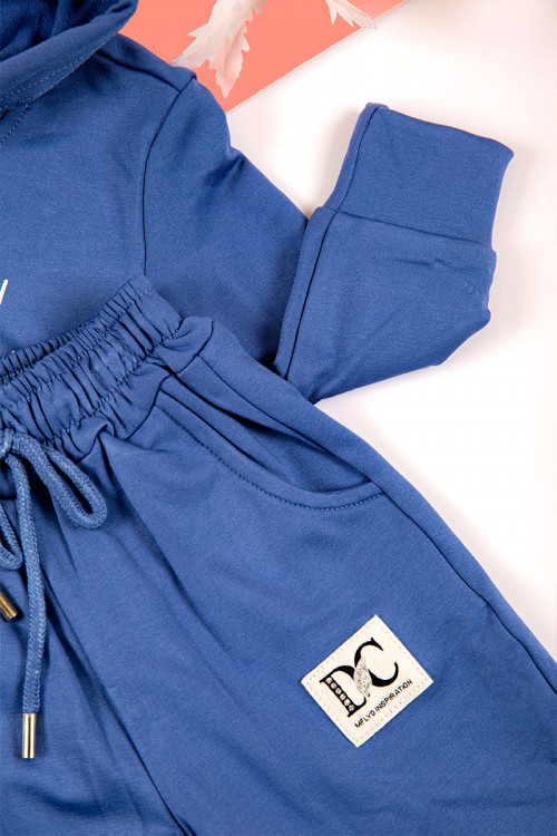 طقم بناتي شتوي قطعتين لون أزرق بكتابات من الأمام و بقبعة رأس  و أكمام طويلة و رباط و زم من الخصر