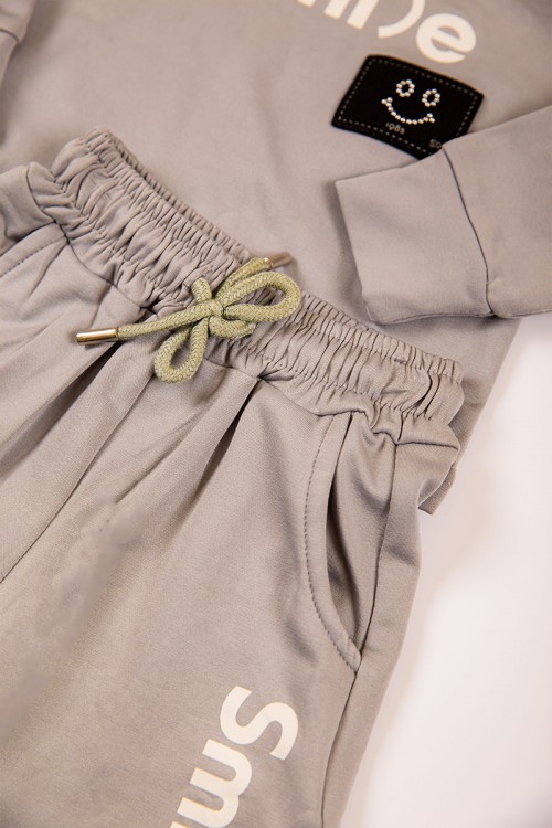 طقم بناتي شتوي قطعتين  لون بيج غامق بكتابات من الأمام و أكمام طويلة و رباط و زم من الخصر