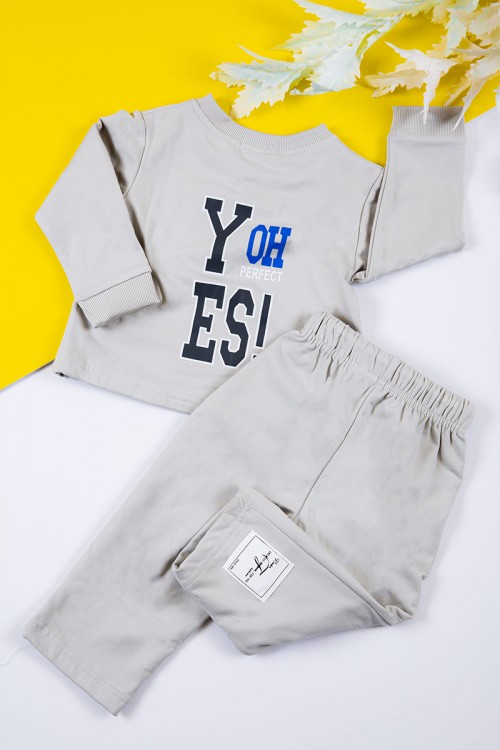 طقم بناتي شتوي قطعتين لون رصاصي بكتابات من الأمام و أكمام طويلة و رباط و زم من الخصر