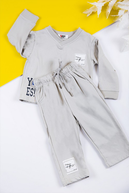 طقم بناتي شتوي قطعتين لون رصاصي بكتابات من الأمام و أكمام طويلة و رباط و زم من الخصر