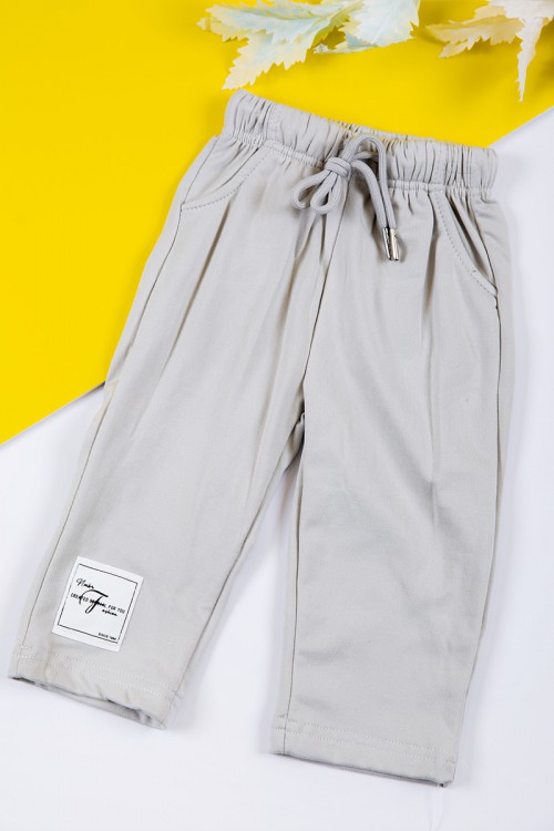 طقم بناتي شتوي قطعتين لون رصاصي بكتابات من الأمام و أكمام طويلة و رباط و زم من الخصر