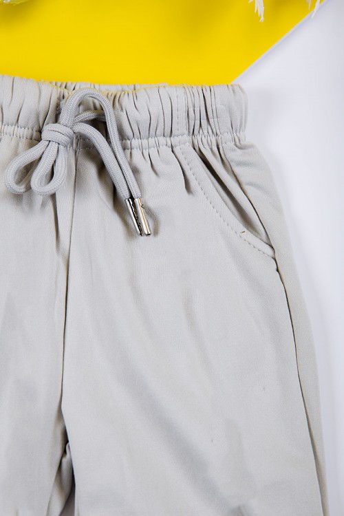 طقم بناتي شتوي قطعتين لون رصاصي بكتابات من الأمام و أكمام طويلة و رباط و زم من الخصر