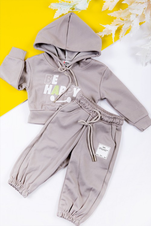 طقم بناتي شتوي قطعتين لون بيج بكتابات من الأمام و بقبعة رأس  و أكمام طويلة و رباط و زم من الخصر