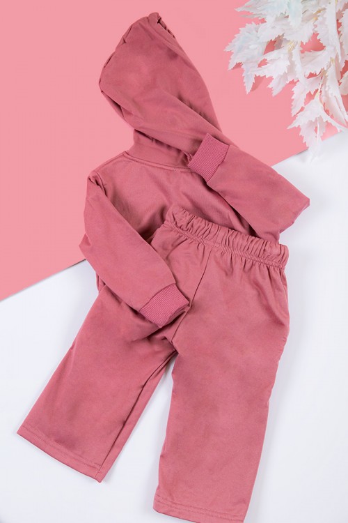 طقم بناتي شتوي قطعتين لون وردي غامق بكتابات من الأمام و بقبعة رأس  و أكمام طويلة و رباط و زم من الخصر