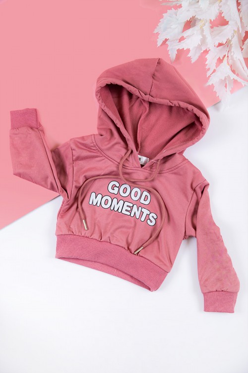 طقم بناتي شتوي قطعتين لون وردي غامق بكتابات من الأمام و بقبعة رأس  و أكمام طويلة و رباط و زم من الخصر