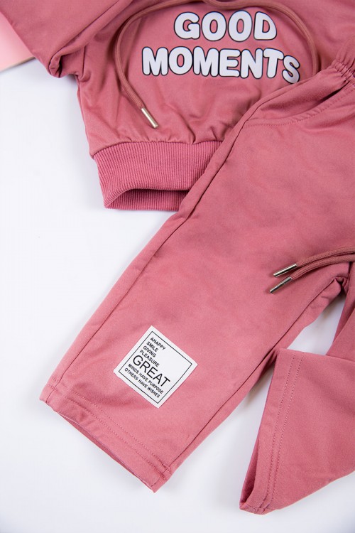 طقم بناتي شتوي قطعتين لون وردي غامق بكتابات من الأمام و بقبعة رأس  و أكمام طويلة و رباط و زم من الخصر