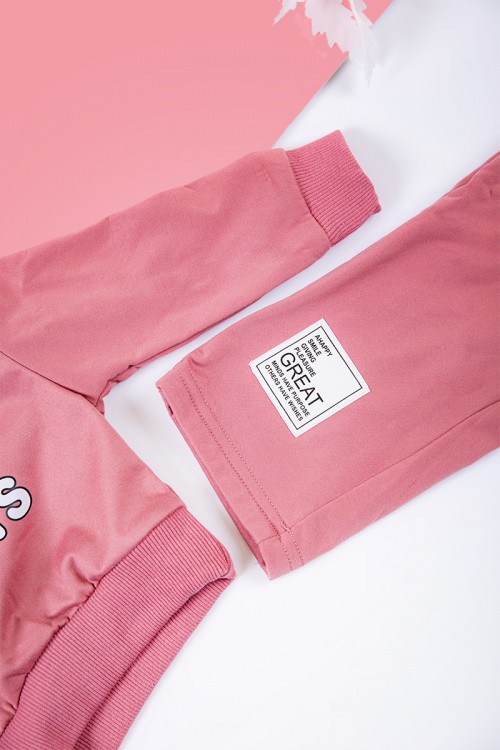 طقم بناتي شتوي قطعتين لون وردي غامق بكتابات من الأمام و بقبعة رأس  و أكمام طويلة و رباط و زم من الخصر