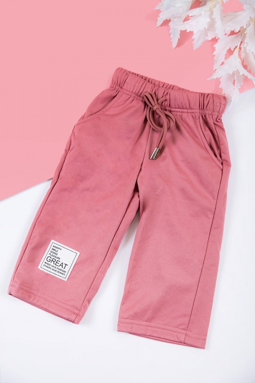 طقم بناتي شتوي قطعتين لون وردي غامق بكتابات من الأمام و بقبعة رأس  و أكمام طويلة و رباط و زم من الخصر