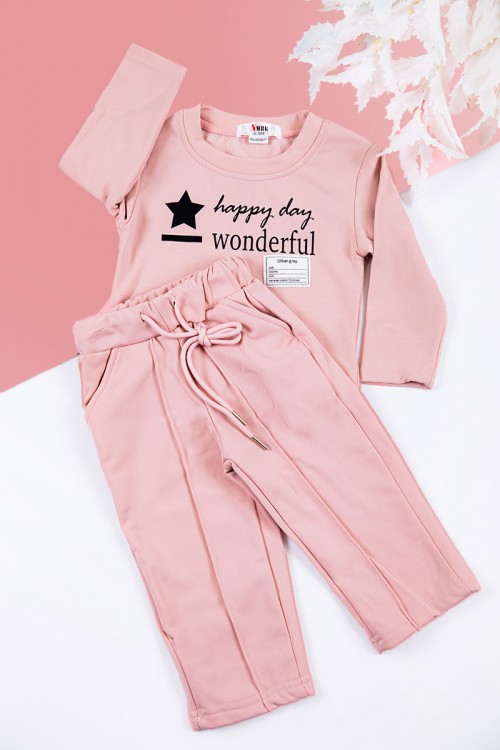 طقم بناتي شتوي قطعتين لون وردي بكتابات من الأمام و أكمام طويلة و رباط و زم من الخصر