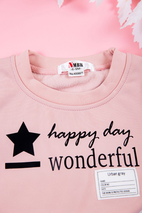 طقم بناتي شتوي قطعتين لون وردي بكتابات من الأمام و أكمام طويلة و رباط و زم من الخصر