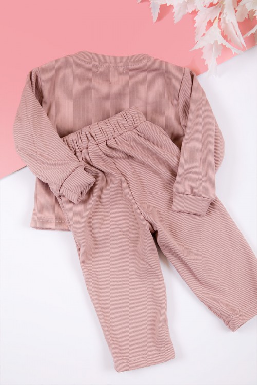 طقم بناتي شتوي قطعتين لون لحمي بكتابات من الأمام و أكمام طويلة و رباط و زم من الخصر