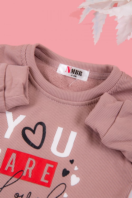 طقم بناتي شتوي قطعتين لون لحمي بكتابات من الأمام و أكمام طويلة و رباط و زم من الخصر