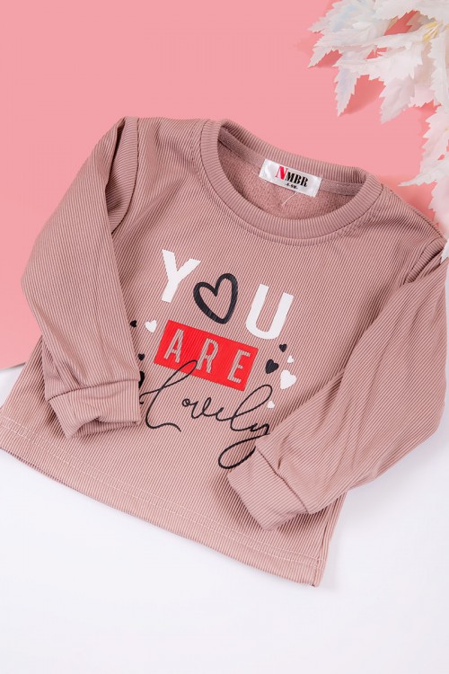 طقم بناتي شتوي قطعتين لون لحمي بكتابات من الأمام و أكمام طويلة و رباط و زم من الخصر