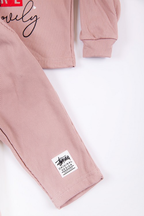 طقم بناتي شتوي قطعتين لون لحمي بكتابات من الأمام و أكمام طويلة و رباط و زم من الخصر