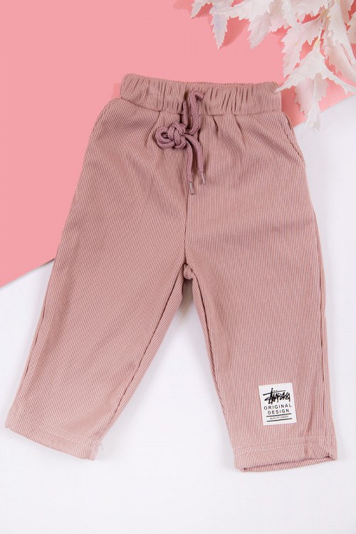 طقم بناتي شتوي قطعتين لون لحمي بكتابات من الأمام و أكمام طويلة و رباط و زم من الخصر