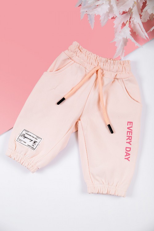 طقم بناتي شتوي قطعتين لون خربزي بكتابات من الأمام و بقبعة رأس  و أكمام طويلة و رباط و زم من الخصر