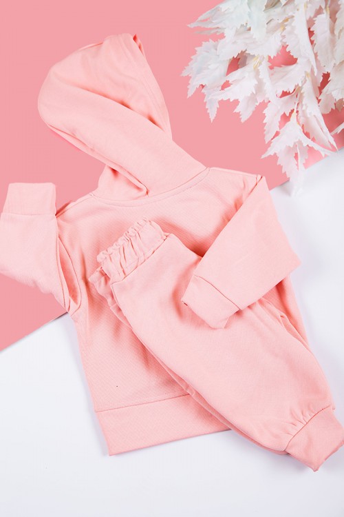 طقم بناتي شتوي قطعتين  لون وردي بكتابات من الأمام و بقبعة رأس  و أكمام طويلة و رباط و زم من الخصر