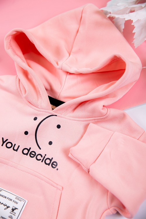 طقم بناتي شتوي قطعتين  لون وردي بكتابات من الأمام و بقبعة رأس  و أكمام طويلة و رباط و زم من الخصر