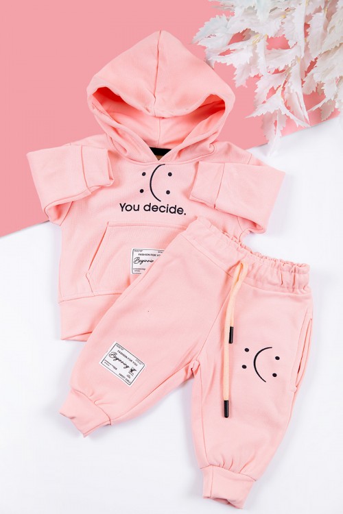 طقم بناتي شتوي قطعتين  لون وردي بكتابات من الأمام و بقبعة رأس  و أكمام طويلة و رباط و زم من الخصر