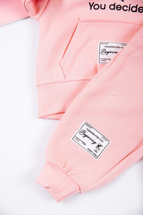 طقم بناتي شتوي قطعتين  لون وردي بكتابات من الأمام و بقبعة رأس  و أكمام طويلة و رباط و زم من الخصر