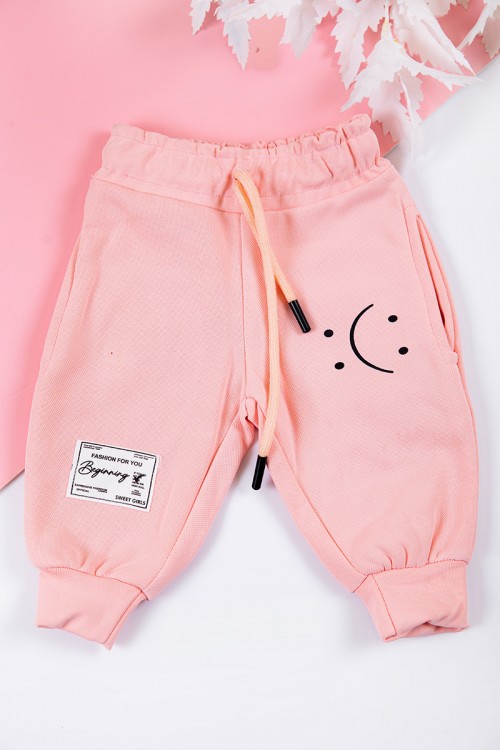 طقم بناتي شتوي قطعتين  لون وردي بكتابات من الأمام و بقبعة رأس  و أكمام طويلة و رباط و زم من الخصر