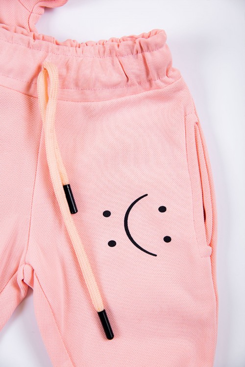 طقم بناتي شتوي قطعتين  لون وردي بكتابات من الأمام و بقبعة رأس  و أكمام طويلة و رباط و زم من الخصر