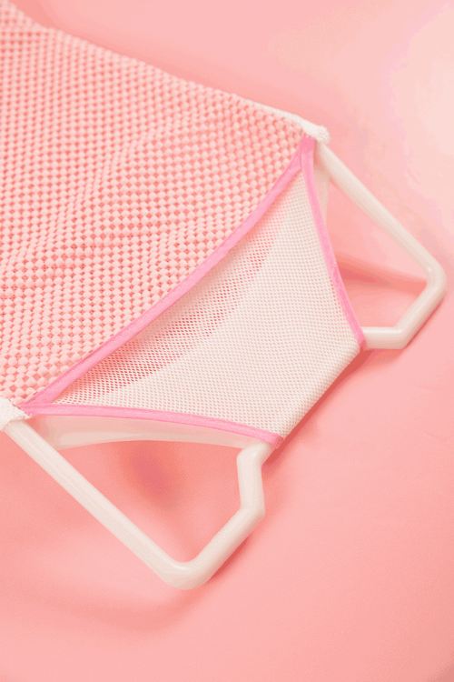 سرير استحمام أطفال متعدد الألوان بمقعد دعم آمن و شبكة أستحمام و وسادة على شكل قلب