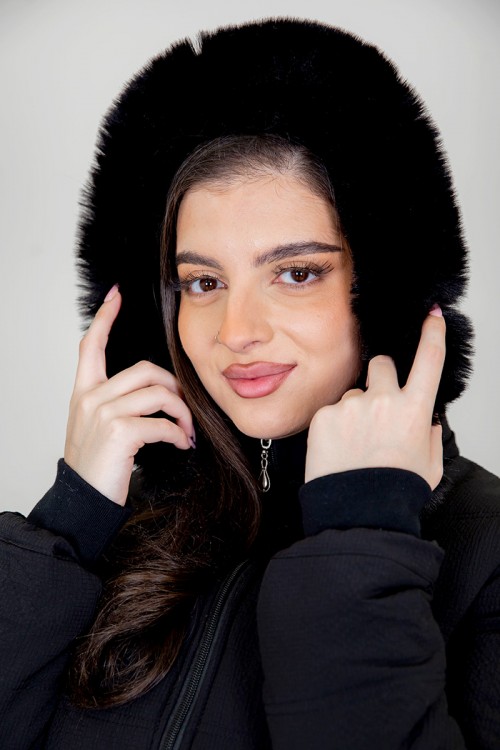 جاكيت نسائي شتوي لون أسود بقبعة منفصلة بفرو قابلة للتركيب و بسحاب و جيوب من الأمام