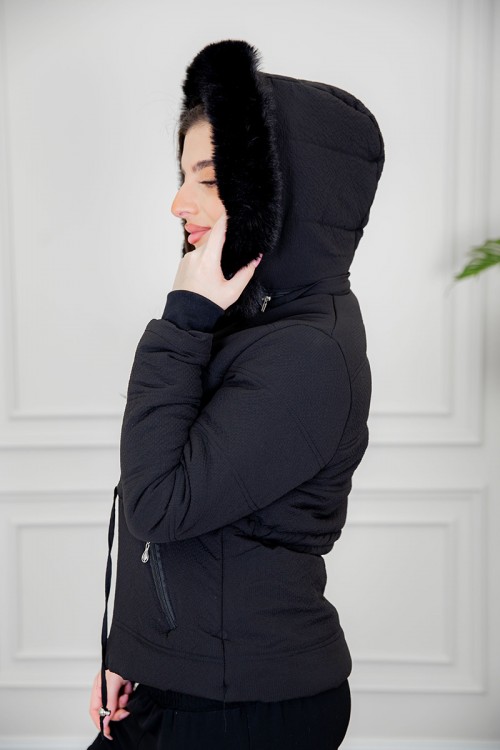جاكيت نسائي شتوي لون أسود بقبعة منفصلة بفرو قابلة للتركيب و بسحاب و جيوب من الأمام