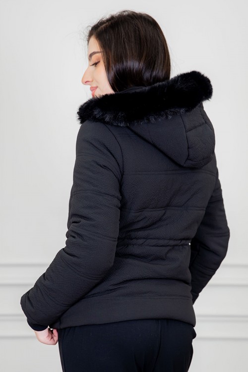 جاكيت نسائي شتوي لون أسود بقبعة منفصلة بفرو قابلة للتركيب و بسحاب و جيوب من الأمام