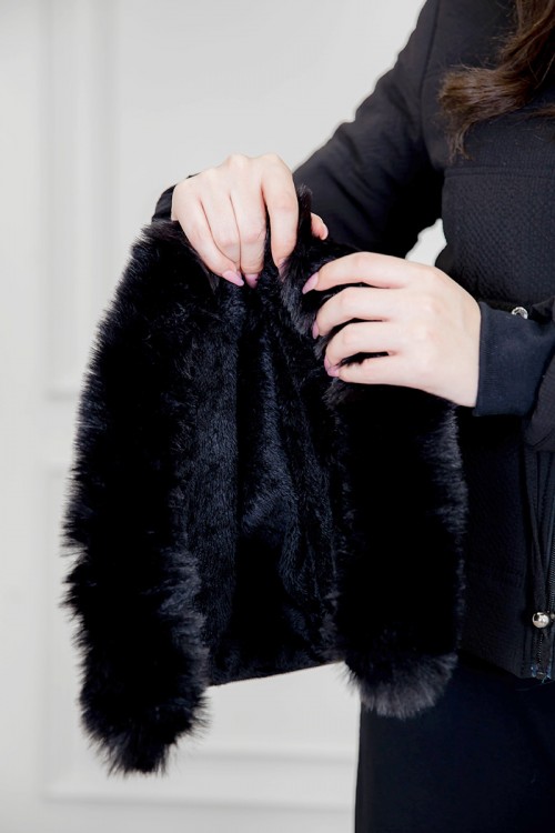 جاكيت نسائي شتوي لون أسود بقبعة منفصلة بفرو قابلة للتركيب و بسحاب و جيوب من الأمام