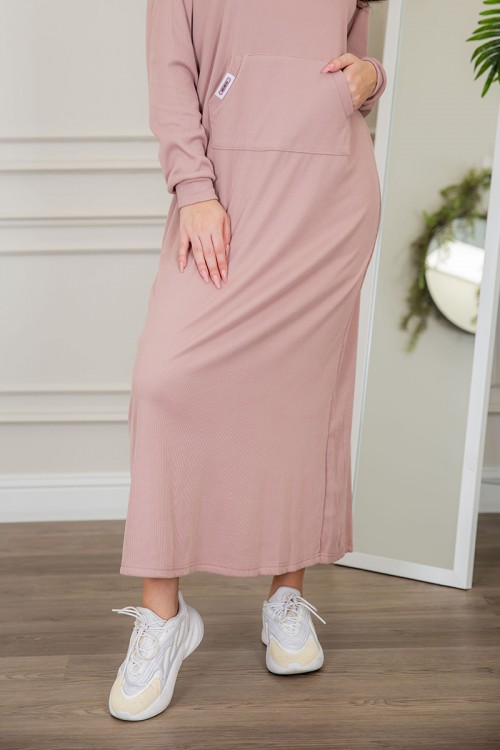 قميص نسائي شتوي لون لحمي طويل بياقة دائرية و جيوب الكنغر و أكمام طويلة