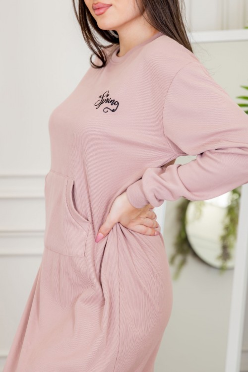 قميص نسائي شتوي لون لحمي طويل بياقة دائرية و جيوب الكنغر و أكمام طويلة