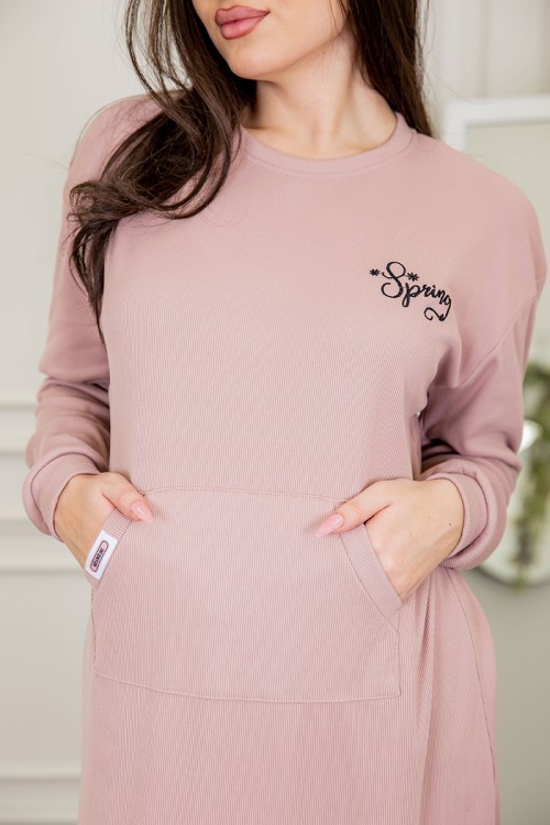 قميص نسائي شتوي لون لحمي طويل بياقة دائرية و جيوب الكنغر و أكمام طويلة