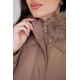 جاكيت نسائي شتوي منفوخ لون بني بقبعة فرو متصلة ذو أكمام طويلة و سحاب و أزرار و جيوب من الأمام و رباط و زم من الجنبين
