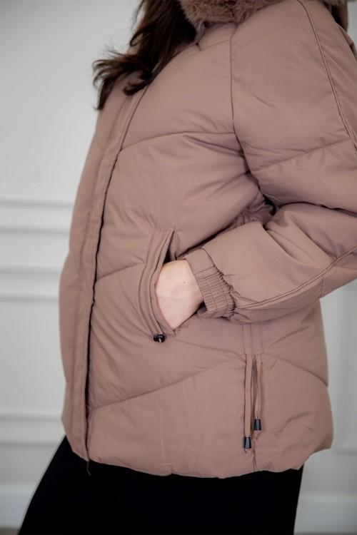 جاكيت نسائي شتوي منفوخ لون بني بقبعة فرو متصلة ذو أكمام طويلة و سحاب و أزرار و جيوب من الأمام و رباط و زم من الجنبين