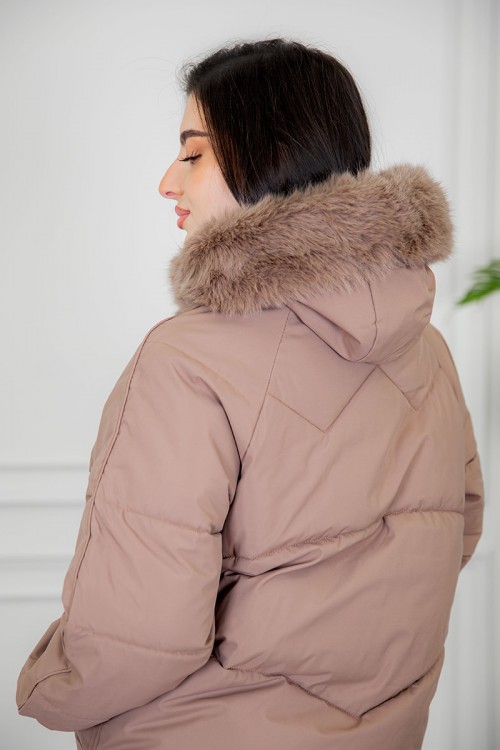 جاكيت نسائي شتوي منفوخ لون بني بقبعة فرو متصلة ذو أكمام طويلة و سحاب و أزرار و جيوب من الأمام و رباط و زم من الجنبين
