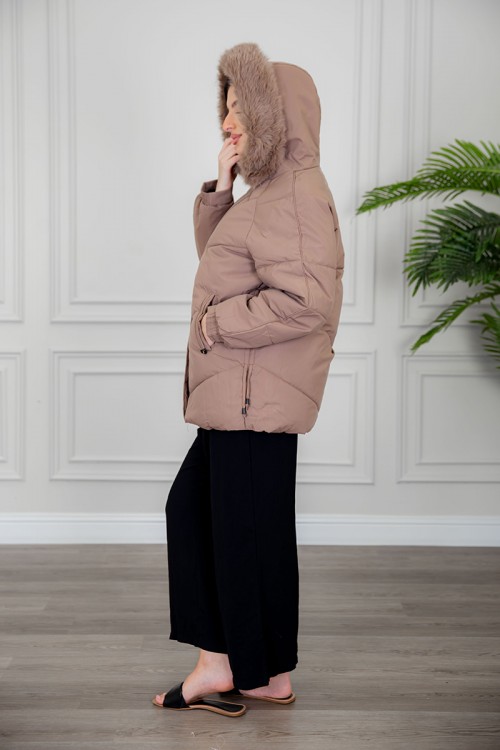 جاكيت نسائي شتوي منفوخ لون بني بقبعة فرو متصلة ذو أكمام طويلة و سحاب و أزرار و جيوب من الأمام و رباط و زم من الجنبين