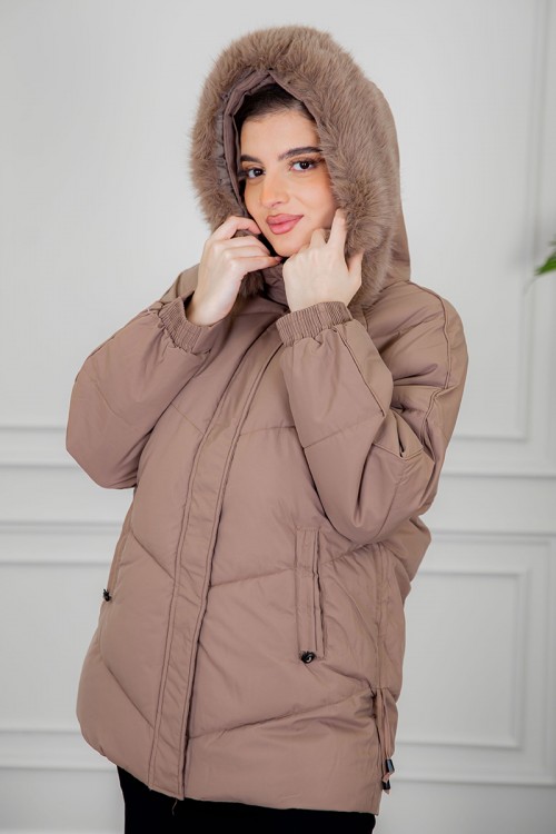 جاكيت نسائي شتوي منفوخ لون بني بقبعة فرو متصلة ذو أكمام طويلة و سحاب و أزرار و جيوب من الأمام و رباط و زم من الجنبين