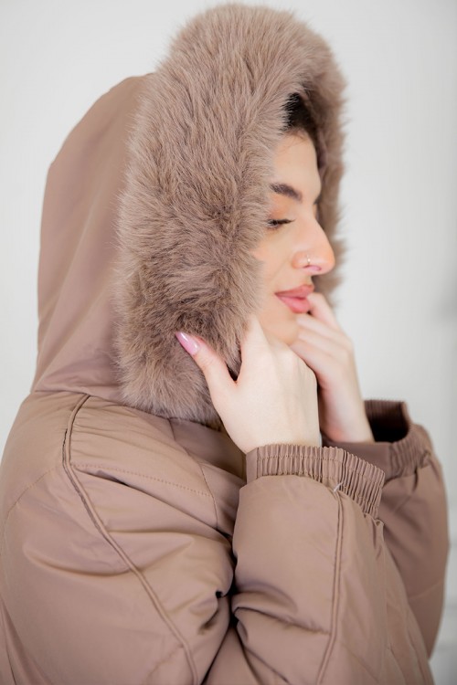جاكيت نسائي شتوي منفوخ لون بني بقبعة فرو متصلة ذو أكمام طويلة و سحاب و أزرار و جيوب من الأمام و رباط و زم من الجنبين