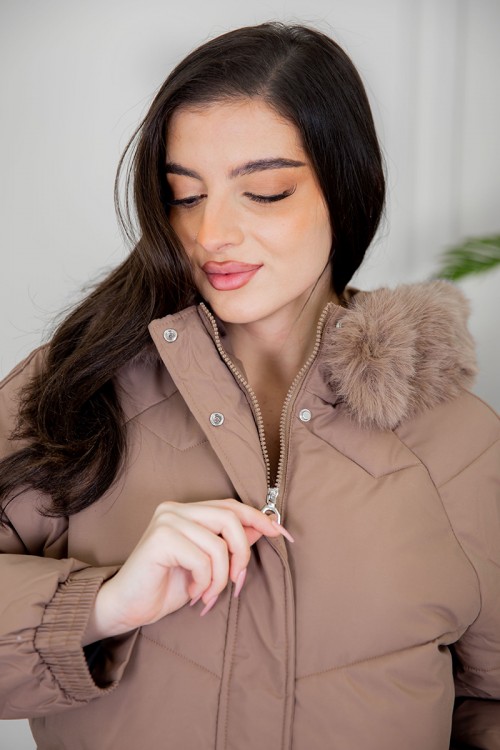 جاكيت نسائي شتوي منفوخ لون بني بقبعة فرو متصلة ذو أكمام طويلة و سحاب و أزرار و جيوب من الأمام و رباط و زم من الجنبين