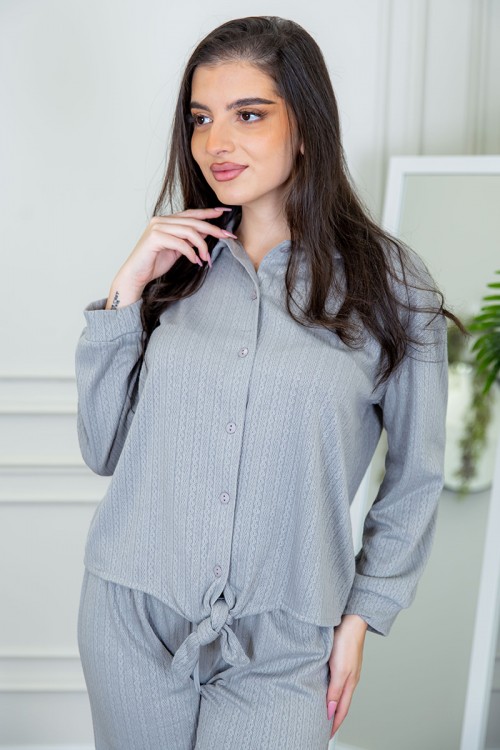 طقم نسائي قطعتين لون رصاصي ذو أكمام طويلة و أزرار و رباط من الأمام و بنطلون برباط و زم من الخصر