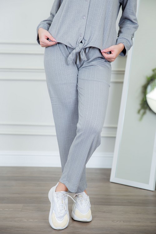 طقم نسائي قطعتين لون رصاصي ذو أكمام طويلة و أزرار و رباط من الأمام و بنطلون برباط و زم من الخصر