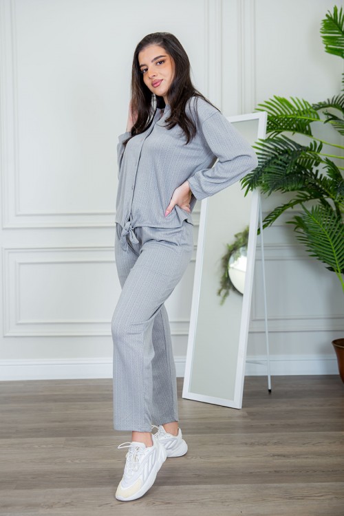 طقم نسائي قطعتين لون رصاصي ذو أكمام طويلة و أزرار و رباط من الأمام و بنطلون برباط و زم من الخصر