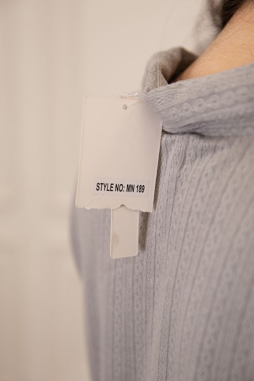 طقم نسائي قطعتين لون رصاصي ذو أكمام طويلة و أزرار و رباط من الأمام و بنطلون برباط و زم من الخصر