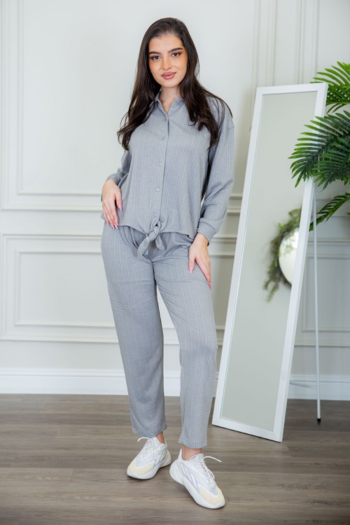 طقم نسائي قطعتين لون رصاصي ذو أكمام طويلة و أزرار و رباط من الأمام و بنطلون برباط و زم من الخصر