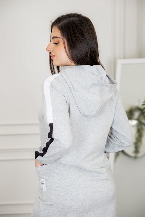 قميص نسائي شتوي لون رصاصي طويل بقبعة مزين بكتابات وطبعات ذو أكمام طويلة و جيوب من الجوانب