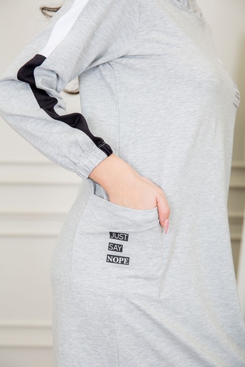 قميص نسائي شتوي لون رصاصي طويل بقبعة مزين بكتابات وطبعات ذو أكمام طويلة و جيوب من الجوانب