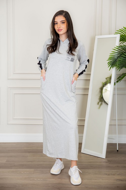 قميص نسائي شتوي لون رصاصي طويل بقبعة مزين بكتابات وطبعات ذو أكمام طويلة و جيوب من الجوانب